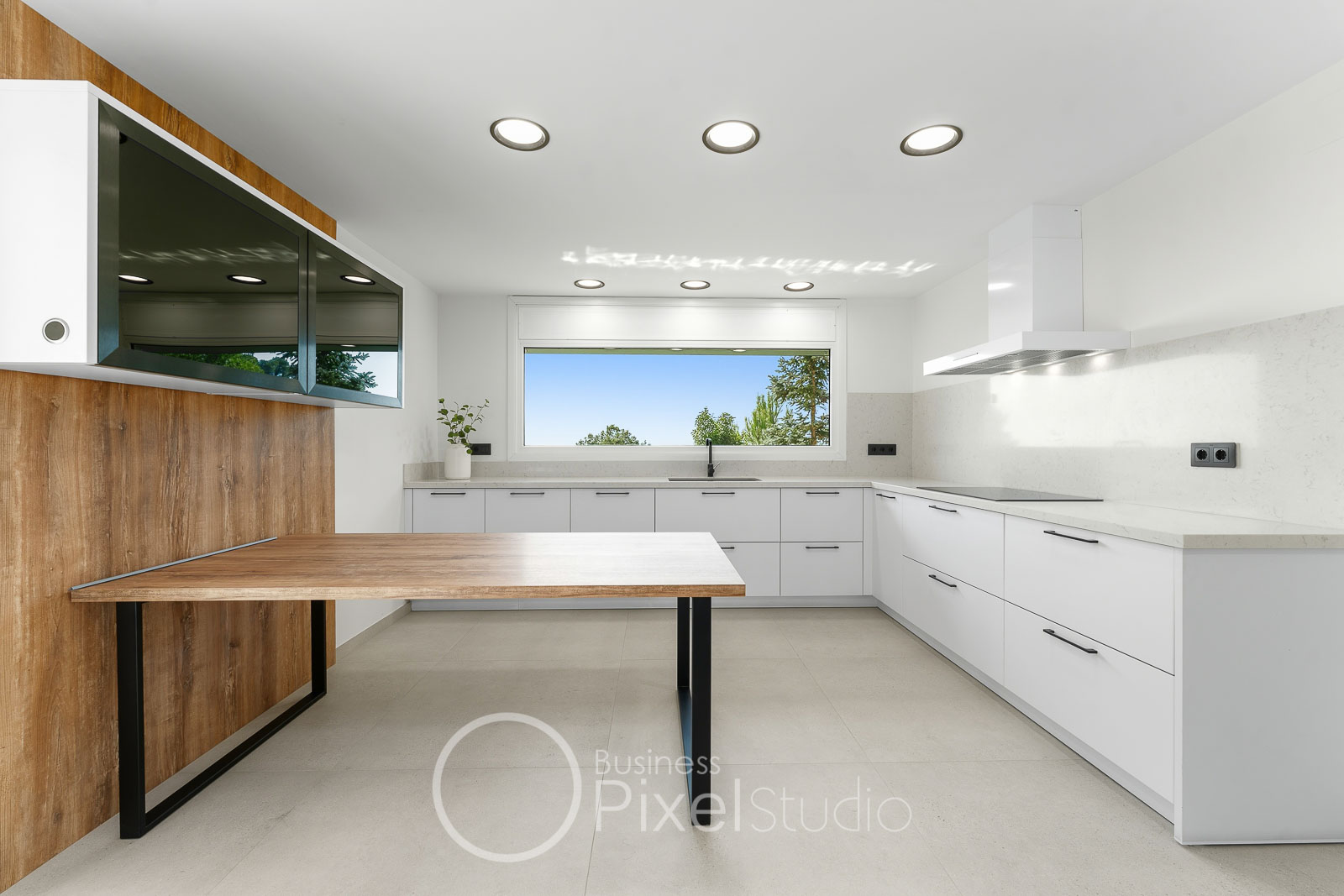 Cocina amplia con isla central en casa de Barcelona