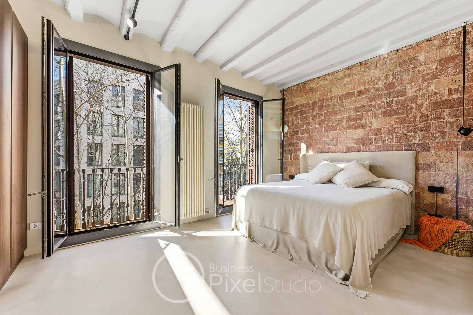 Habitación exterior con terraza en finca regia de Barcelona