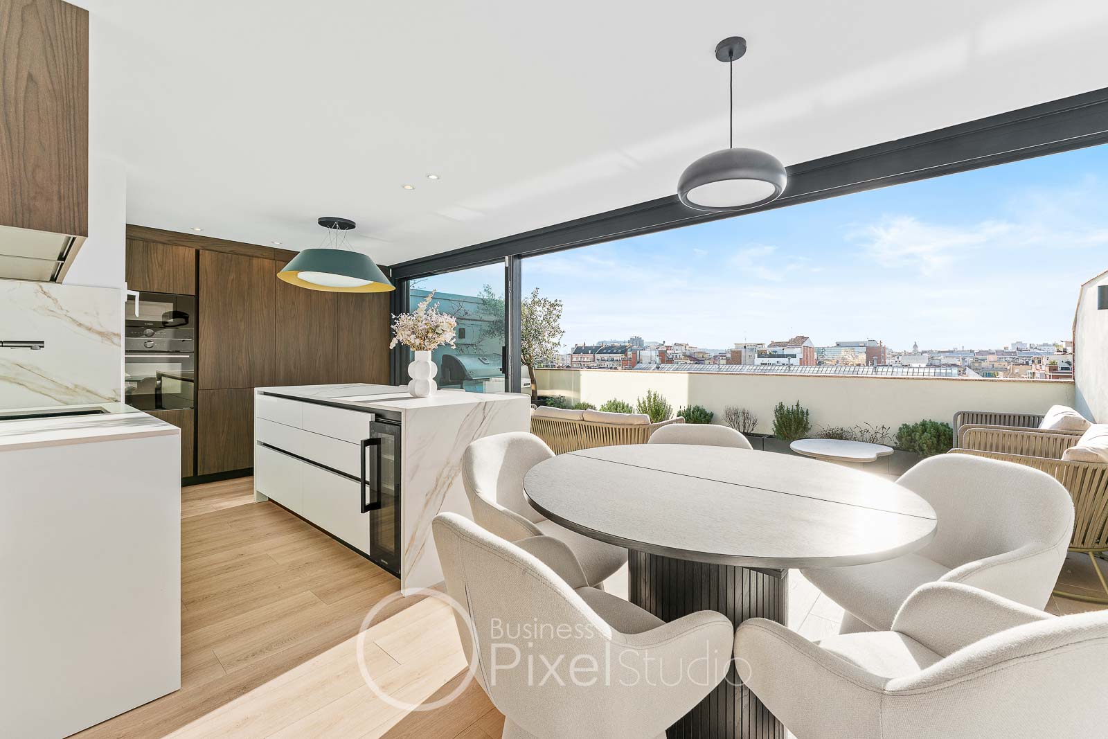 Salón luminoso en piso reformado de Barcelona