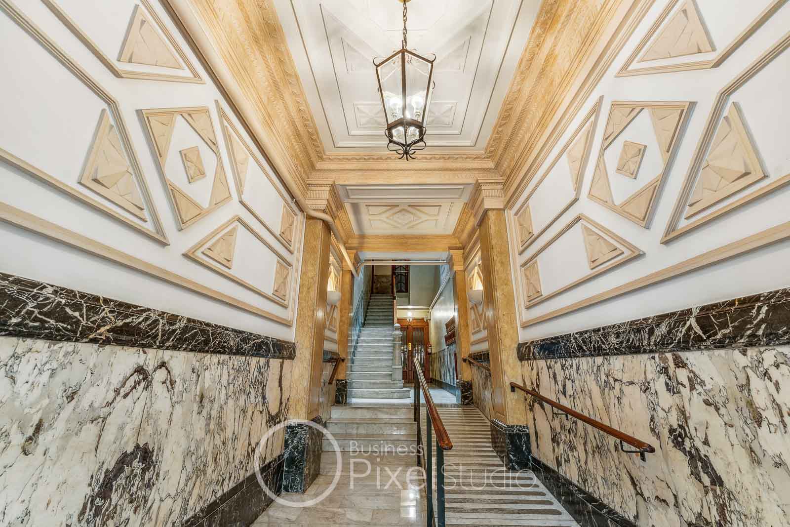 Entrada y portería de finca regia en Barcelona