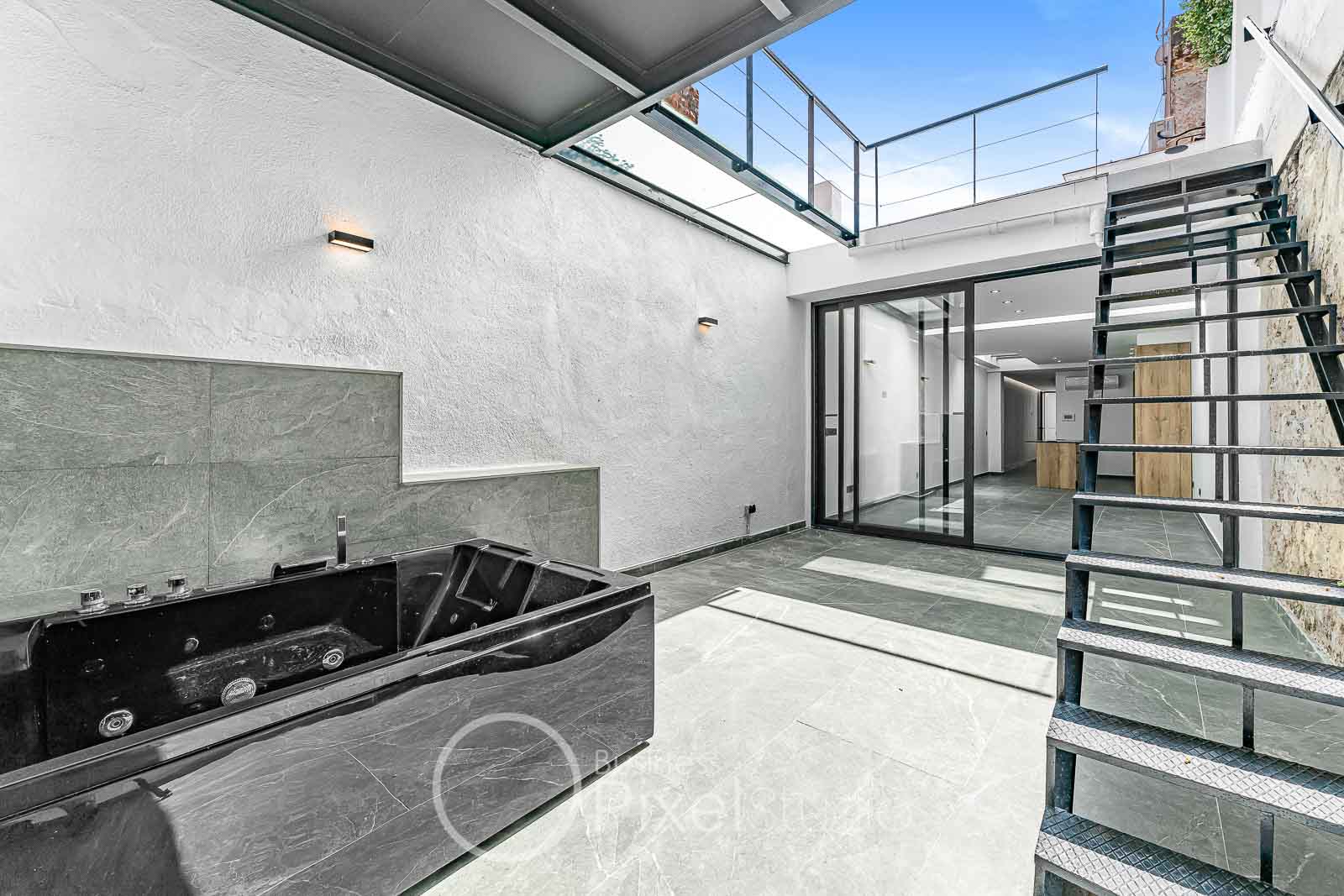 Terraza con jacuzzi y vistas panorámicas en Barcelona